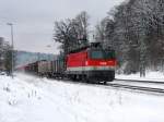 Die 1144 227 am 04.12.2010 mit einem Gterzug bei der Durchfahrt in Aling.