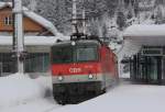 �BB 1144 118 und eine 1116 fahren am 04.01.12 mit einem gemischten G�terzug �ber den Arlberg aufgenommen in Langen am Arlberg.