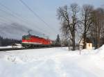 Die 1144 082 und die 1116 070 mit einem Gterzug am 11.02.2012 unterwegs bei Brixlegg.