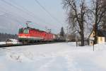 1144 082 und 1116 070 mit einem gemischten Gterzug am 11.02.2012 bei Brixlegg.