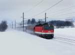 Die 1144 082 mit einem Turnuszug am 11.02.2012 unterwegs bei Fieberbrunn.