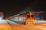 In den Abendstunden des 09.02.2012 wartet 1144 243 mit ihrer Garnitur als R 3437 nach Bad Aussee ihre Abfahrtszeit in Stainach-Irdning ab.