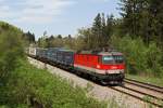 1144 098 mit einem KLV Zug am 01.05.2012 bei Aling.