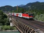 Die 1144 113 mit einem REX am 16.06.2012 bei der berfahrt ber die Salzach bei Golling.