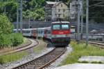 Hier legt sich bei der Einfahrt 1144 224 in die Kurve des Bahnhofes Zell am See. Aufgenommen am 10.07.2012. Am Hacken hat die 1144er Wagen des BB City Shuttles.