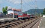 1144 242 durchfhrt mit einem REX nach Wrgl den Bahnhof Salzburg-Aigen.