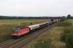 BB 1144 063 zieht am 21.08.12 einen Gterzug mit 3 Schlierenwagen an der Zugspitze in Richtung Hegyeshalom. Hier kurz vor Gramatneusiedl.