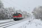 Wintereinbruch im Oktober! 1144 097 ist am 28.10.2012 mit einem KLV Zug in winterlicher Landschaft unterwegs.
