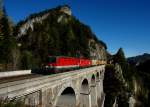 1144 095 + 1016 0xx mit einem Hackschnitzelzug am 31.10.2012 auf dem Krausel-Klause-Viadukt nahe Breitenstein.