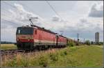 Schachbrett 1144 092 und 1144 057 fuhren am 29. Juni 2013 mit dem  Leergschirr  LGAG 49050 von Werndorf nach Hohenau, hier zu sehen kurz nach der Haltestelle Pottendorf.