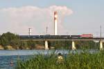 Vom Liegestuhl aus fofografiert: BR 1144 berquert mit einem Gterzug die neue Donau in Wien. Die Aufnahme entstand am 06.08.2013.