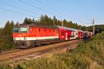 Im schnen Abendlicht fhrt 1144 256 mit dem REX 1632 in Richtung Westen. Eichgraben-Altlengbach, am 15.08.2013.