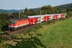 1144 077 fhrt mit REX 1628 Neulengbach Stadt entgegen. Die Aufnahme bei Hofstatt enstand am 31.08.2013.