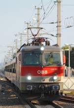 Wie die Feuerwehr rast 1144.122 an den Bahnhof Graz Puntigam heran.