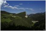 Am Zauberberg - Eine Lok der Baureihe 1144, berquert mit einem Schienenzug das Kalte Rinne Viadukt. Links davon die Felsen der mchtigen Polleros Wand.
Breitenstein 30.8.2013