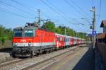 1144 048 am 22.08.2013 mit REX 1504 bei der Durchfahrt durch den Bahnhof Puch bei Hallein.