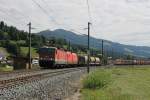 1144 113 und eine Taurus mit einem Gterzug in die Richtung Wrgl bei Brixen im Thale am 31-7-2013.