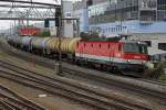 1144 111 fhrt am 12.11.2013 mit einem Gterzug aus dem Bahnhof Kapfenberg aus.