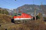 In der Morgensonne des 14.12.13 fahren 1144.251+1142 mit G-54703 vor dem Nebel im Tal und den glänzenden Schneeberg, bei Küb bergwärts