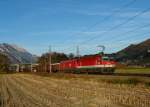 1144 254 + 1016 046 mit einem Gterzug am 03.11.2011 bei Schwaz.