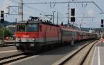 1144 017-1 kommt bei herrlichem Sommerwetter mit einem frisch gereinigten Regionalexpress vom Betriebsgelände der ÖBB in den HBf Salzburg eingefahren um neue Fahrgäste aufzunehmen.