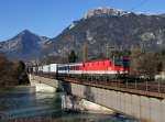 Die 1144 209 mit einer RoLa am 17.11.2012 bei der Überfahrt über den Inn bei Brixlegg.