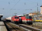 185 302-7 RAILION-Logistics, zieht ihren Güterzug durch Passau-Hbf., und an 1144 222-7 vorbei; 140308