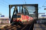 1144 092 vor dem R 2323 von Wien Floridsdorf (F) nach Wiener Neustadt Hauptbahnhof (Nb), hier zum sehen bei der Einfahrt in die Haltestelle Wien Handelskai (Nw H2); am 06.01.2014