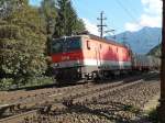 Mit dem Bergkamm der Karawanken im Hintergrund kommt dem Fotografen zwischen Fürnitz und Villach-Warmbad 1144 071-8 auf der Fahrt Richtung Villach entgegen (17.09.2014).