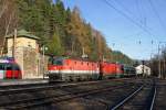 Im ersten Morgenlicht durchfahren 1144.280+1116 mit G-46753 den Bhf.Semmering, den ich vom öffentlichen Weg im Bahnhofsbereich aus am 23.11.14 fotografiert habe.