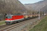 1144 033 mit Güterzug zwischen Bruck/Mur und Pernegg am 24.12.2014.