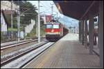 1144 212, eine Schwestermaschiene und 1144 202 als Schiebelok fahren im Sommer 2005 mit einen Tonerdezug zum Brenner. Fotografiert in Jenbach.