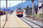 1144 233 und eine Schwestermaschiene fahren als Lokzug im Sommer 2005 von Innsbruck richtung Wrgel. Gerade durchfahren sie den Bahnhof Jenbach.
