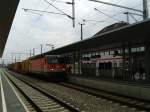 1144 010 mit einem Güterzug in Richtung Salzburg am 18.8.2015 bei der Durchfahrt in Attnang-Puchheim.