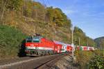 Im herbstlichen Abendlicht bringt 1144.215 ihren Reg.