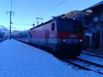 Der erste Schnee im Drautal ist schon gefallen. Hier zu sehen ist 1144 018-9 mit R 4863 am 27.11.2015 beim Halt in Dellach im Drautal. Die Fahrt ging auf Grund eines Problems mit den Türen dann mit fünf Minuten Verspätung weiter. Erst wollte sich keine Tür öffnen lassen, dann wollte sich eine nicht mehr schließen.