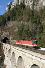 1144.121+276 fahren mit G-54052 über den Krausel-Klause-Viadukt mit dem Polleroswandtunnel im Hintergrund.