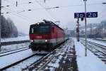 1144 249 fährt mit einigen IC Wagen im Bahnhof Werfen ein.