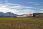 Gegenlicht-Panoramafoto des EC-158 mit 1144.122+1016 mit dem Sonnwendstein im Hintergrund, wo links und rechts der Nebel vom Mürztal bis zum Semmering heraufkommt.