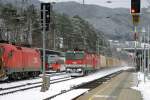 Viel Betrieb im Bhf.Payerbach/R. Während eine 1116 mit G-46774 einfährt um auf die Ausfahrt des Reg. nach Floridsdorf wartet, wendet der 4024 als Reg. zum Semmering,während 1144.229+1016 mit GAG-53515 richtung Semmering fahren. 16.1.16