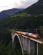 1144 XXX mit einem Schienenschleifzug von SPENO am 26.8.2015 auf der Pfaffenberg-Zwenberg-Brücke.