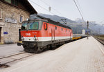 1144 256-5 mit einem Schwellenzug, am 6.4.2016 in Greifenburg-Weißensee.