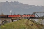 1144 078 und 1144 044 ziehen den mittäglichen Güterzug von Buchs SG auf die Rheinbrücke und weiter Richtung Arlberg.