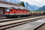 1144 018-9 steht am 8.6.2016 mit einem Holzzug im Bahnhof Lienz. 