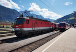 1144 217-7 mit einem  Radlzug  im Bahnhof Lienz.