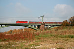 1144 247 befährt mit leeren Containern für den Mülltransport die Südbrücke bzw. eine ihrer Vorbrücken.
Aufgenommen am 9. Oktober 2008 vom rechtsrheinischen Ufer aus.