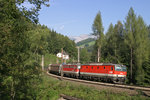 1144.215+1142.609 fahren mit G-54627 im Bogen nach der Kalten-Rinne mit dem Ghega-Museum und der herrlichen Kulisse der Rax am 10.9.16 bei Breitenstein bergwärts.