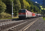 1144 003-1 und 1116 102-5 durchfahren mit einem Güterzug die Haltestelle Oberfalkenstein.