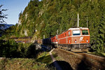 1144.40 und 1144 xxx fahren am frühen Morgen in Wald a/A mit einem gemischten Güterzug bergwärts.Bild vom 22.9.2016