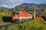 In bester Herbstmorgenstimmung fährt 1144.207 mit EC-151 am 22.10.16 durch die Ortschaft Küb.